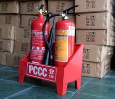 Bình chữa cháy khí CO2 là thiết bị PCCC Đà Nẵng thường được dùng để dập các đám cháy thiết bị điện tử, đồ vật quý hoặc thực phẩm vì khi phun không lưu lại chất chữa cháy (CO2) trên vật cháy nên không làm hư hỏng thêm vật. Bình loại này thích hợp cho các đám cháy buồng, phòng, hầm, nơi kín khuất gió, kém hiệu quả với đám cháy ngoài trời hay nơi thoáng gió vì CO2 khuyếch tán nhanh trong không khí. http://pccctoantienphat.vn/sanpham/